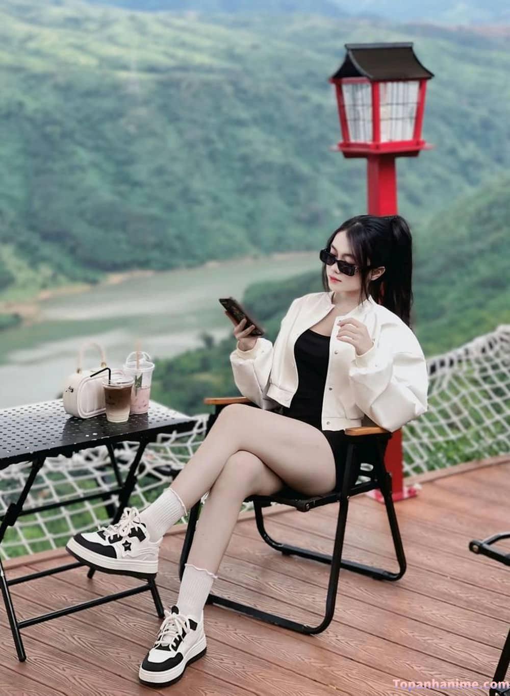 gái đẹp tóc dài kính