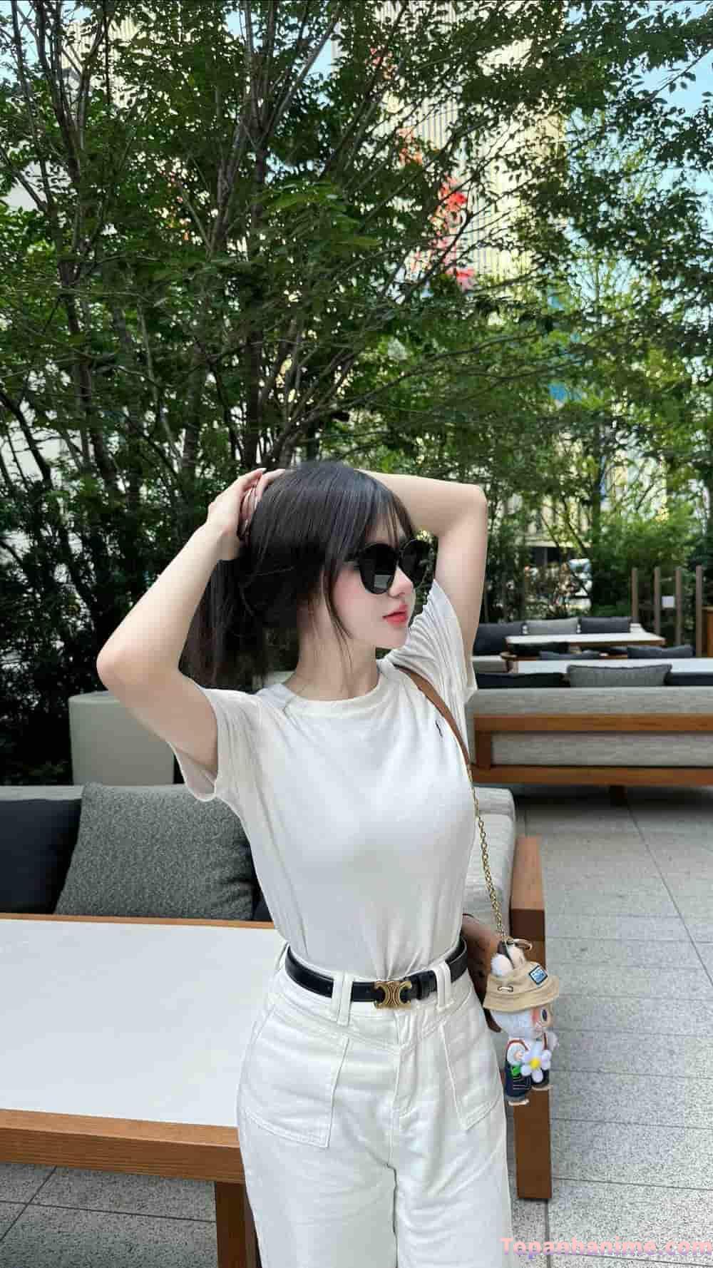 gái xinh che mặt kính