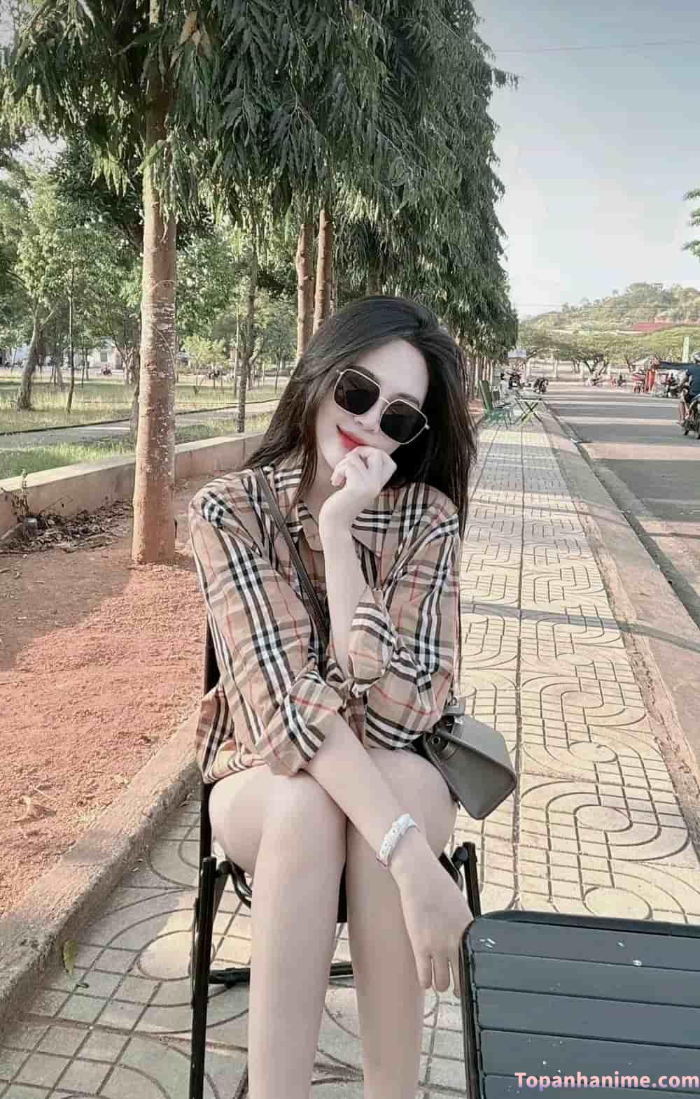 gái xinh tóc dài kính