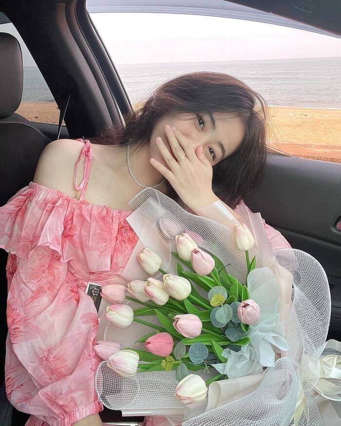 hình ảnh cô gái cầm hoa đẹp 3d