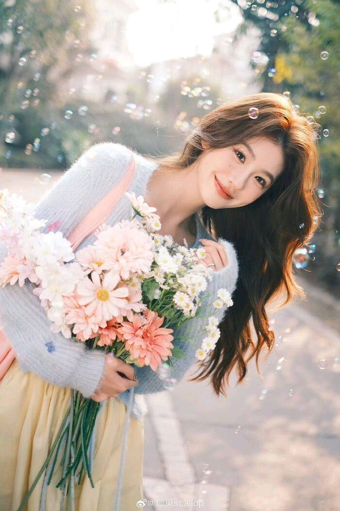hình ảnh cô gái cầm hoa đẹp chất 4d full