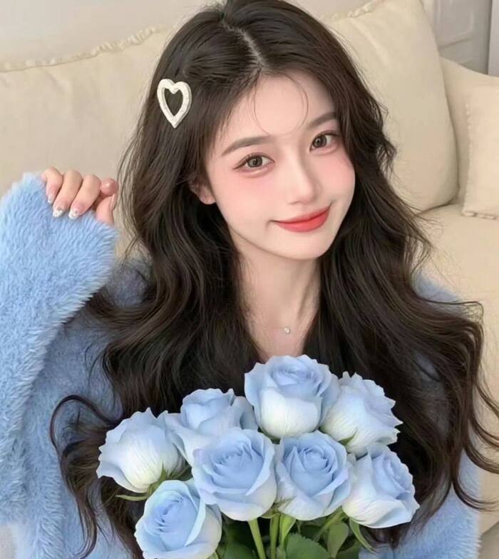 hình ảnh cô gái cầm hoa đẹp chất 5d