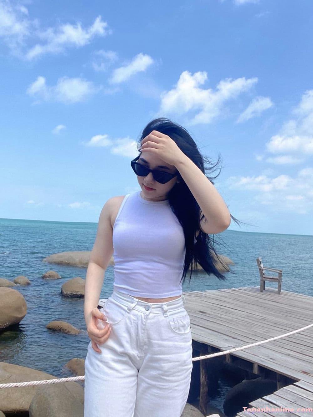 nữ sinh tóc dài kính