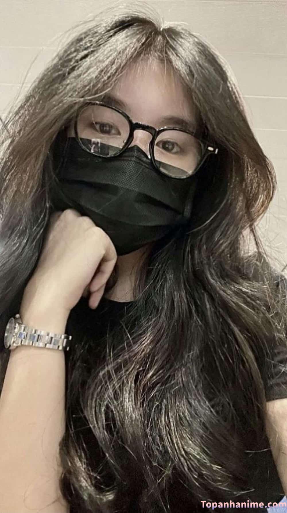 thiếu nữ tóc dài kính