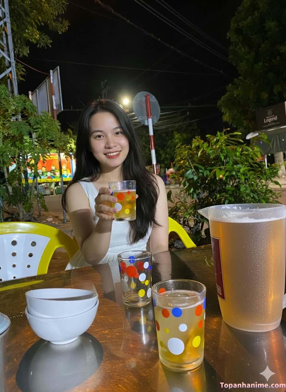 Ảnh con gái uống bia