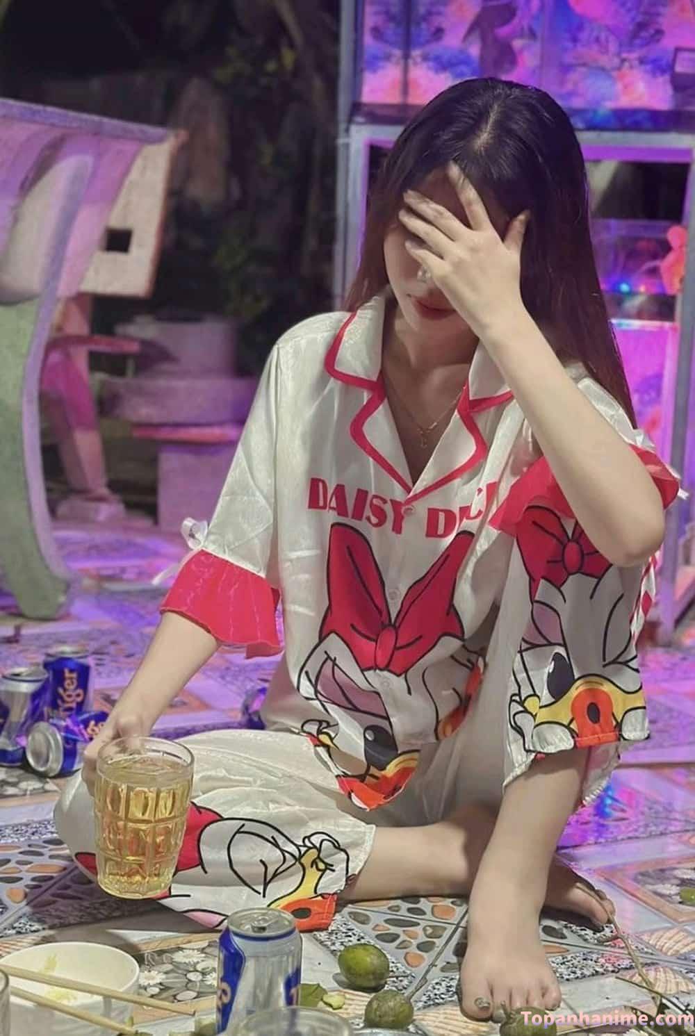 Ảnh con gái uống bia bạn