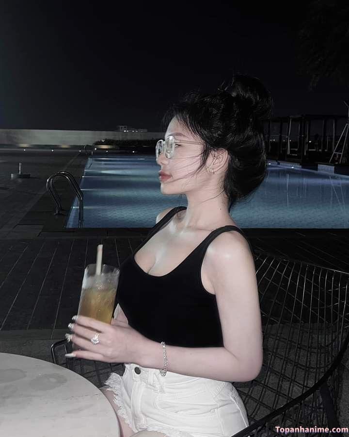 Ảnh con gái uống bia cười