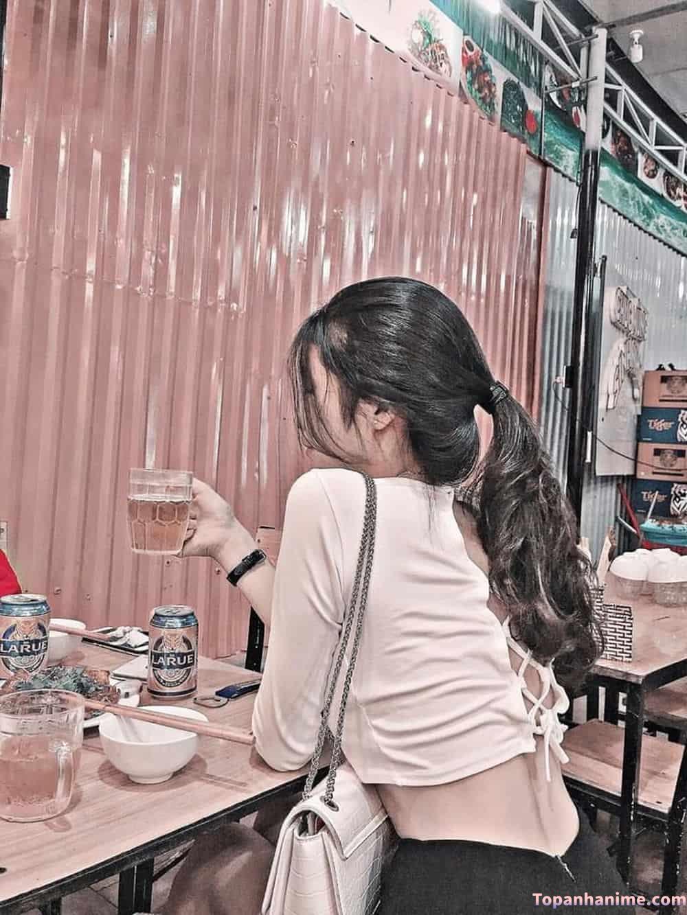 Ảnh con gái uống bia quán