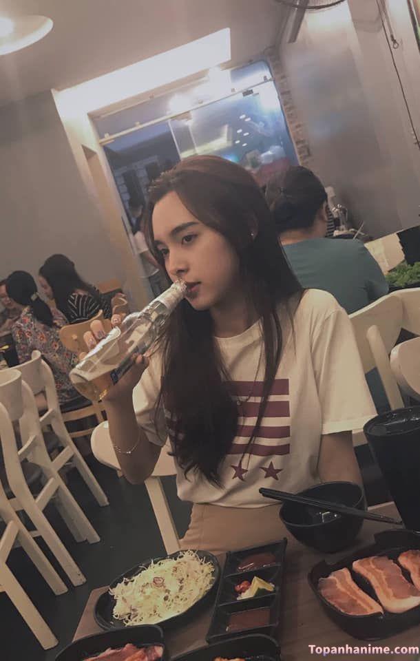 Cô gái uống bia ngon