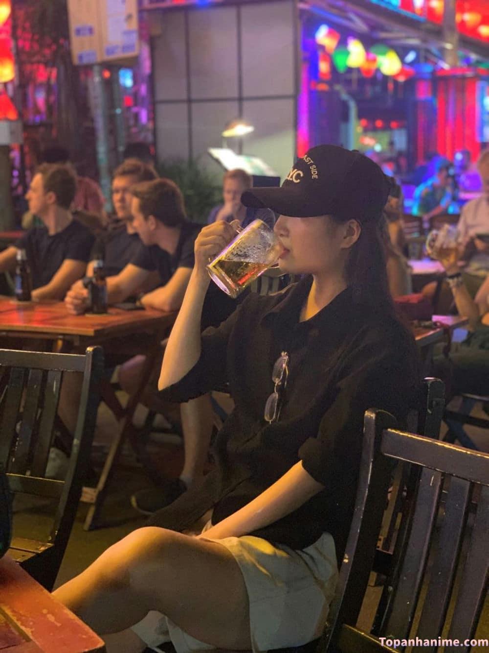 Cô gái uống bia nhanh