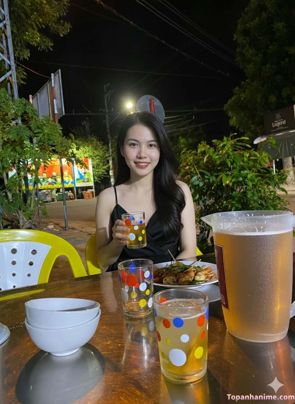 Cô gái uống bia nhẹ