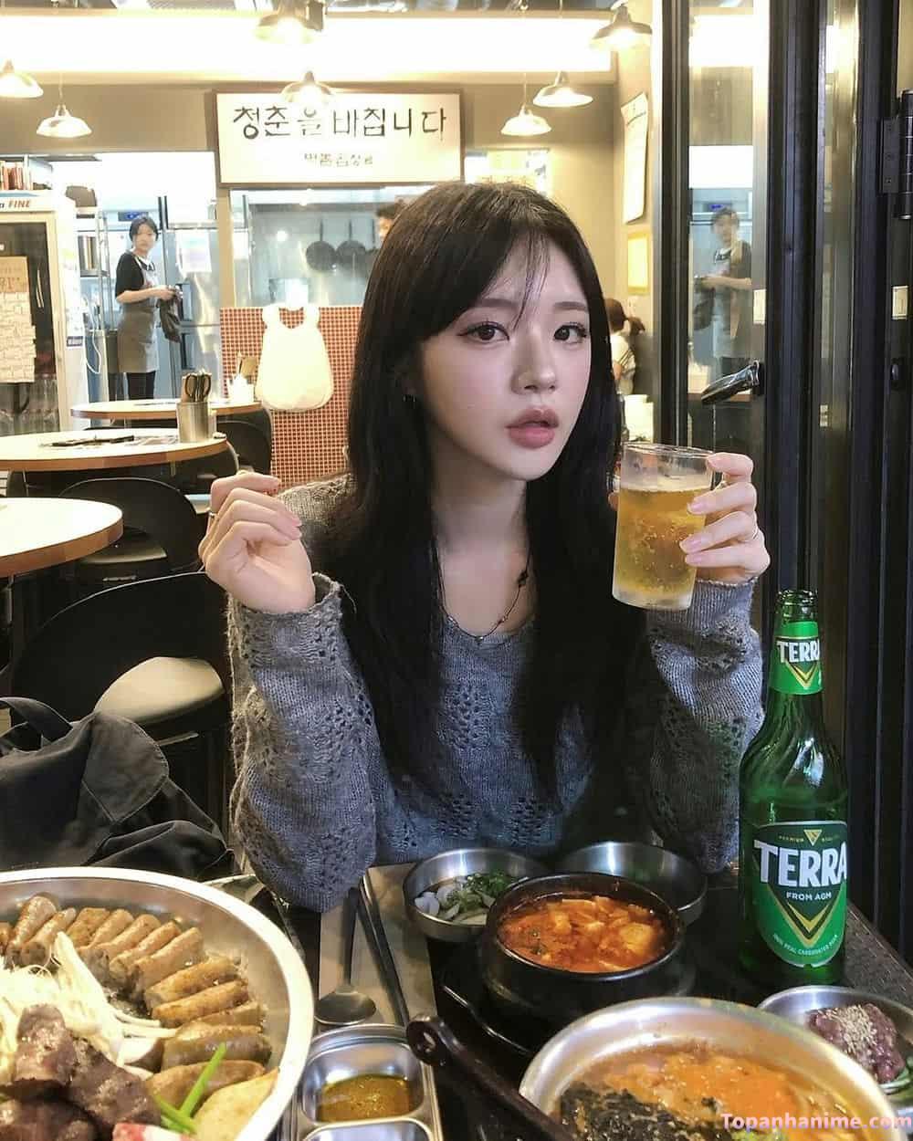 Cô gái uống bia say