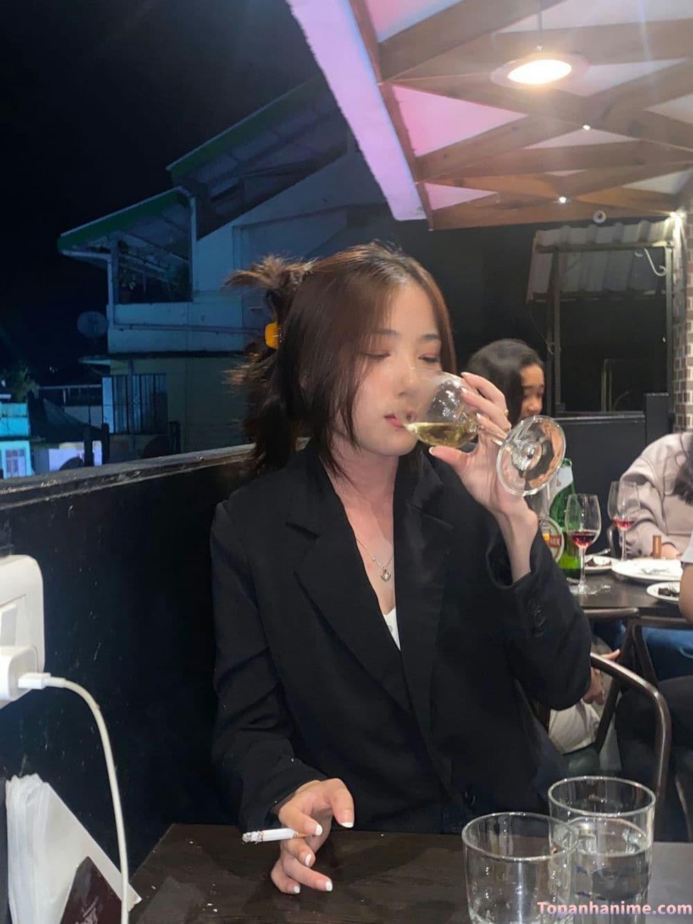 Cô gái uống bia tươi