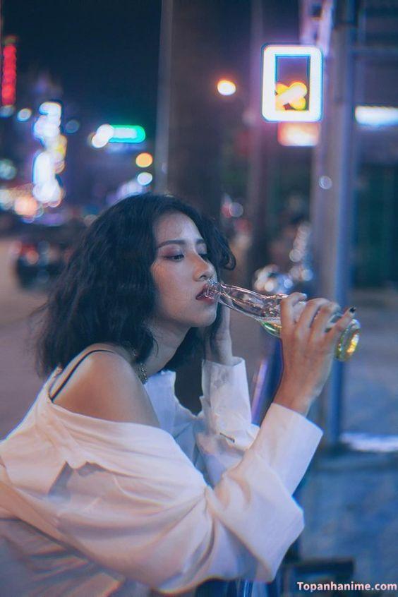 Con gái xinh uống bia