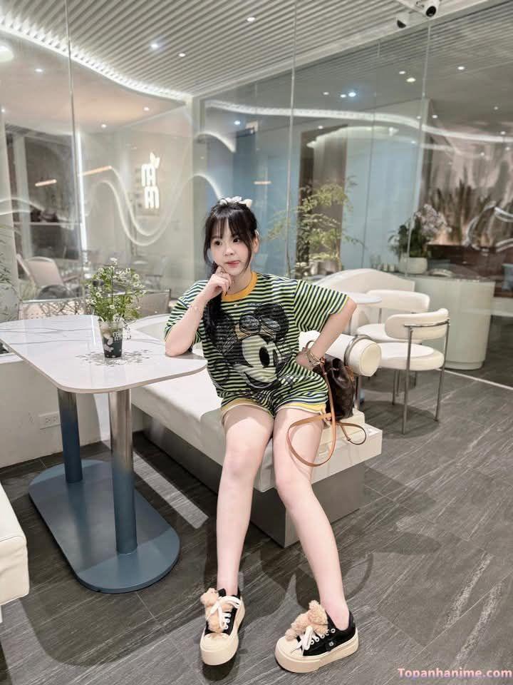 Đùi con gái trẻ trung