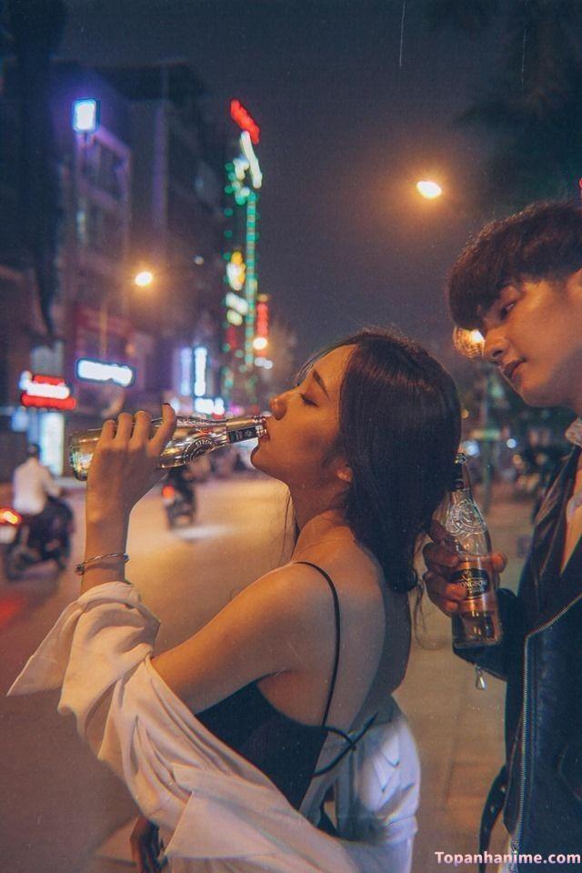 Gái dễ thương uống bia