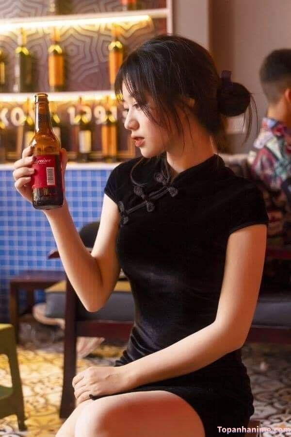 Gái trẻ uống bia ảnh