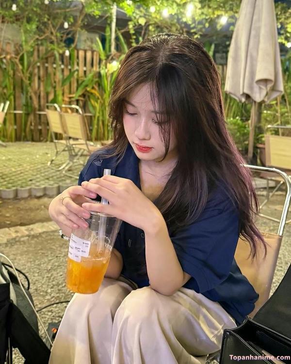 ảnh con gái uống bia một mình