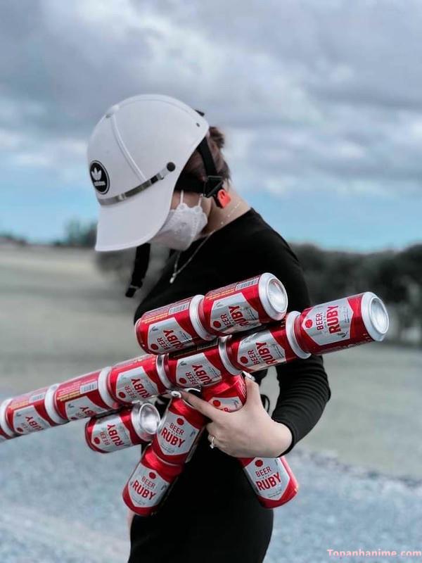 ảnh con gái uống bia ngoài trời