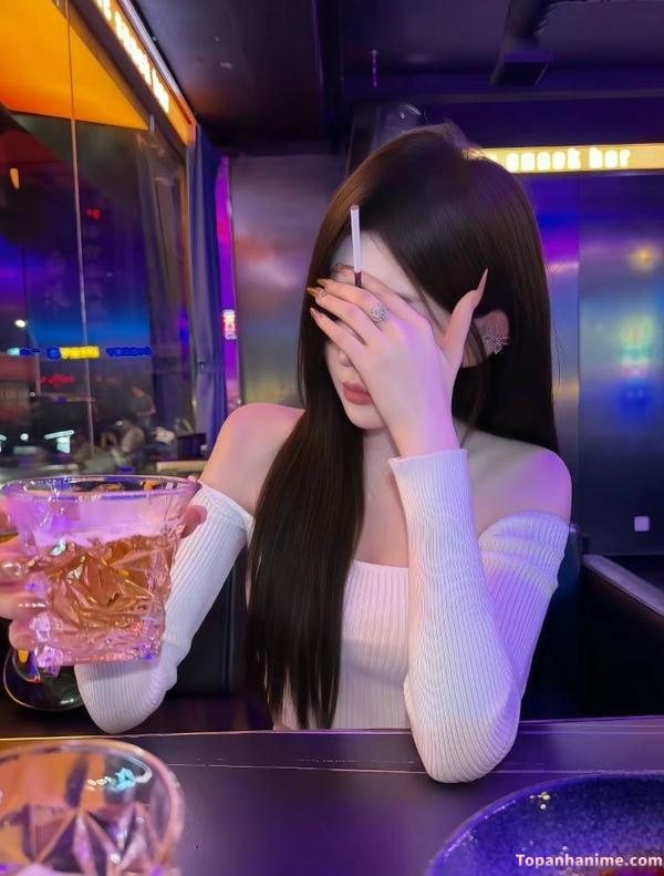 ảnh con gái uống bia trong bar