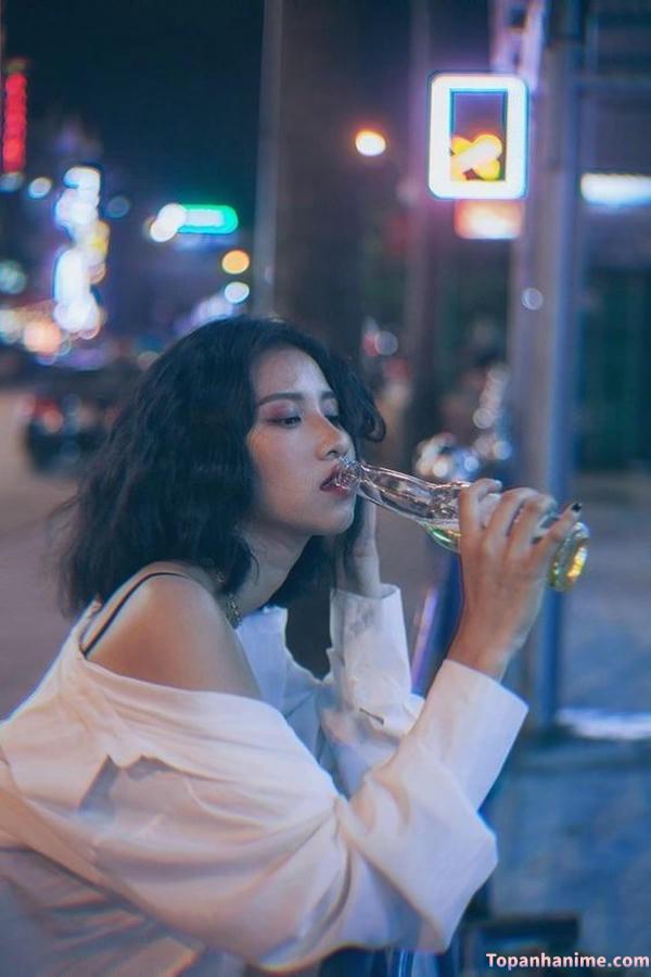 ảnh con gái uống bia vỉa hè