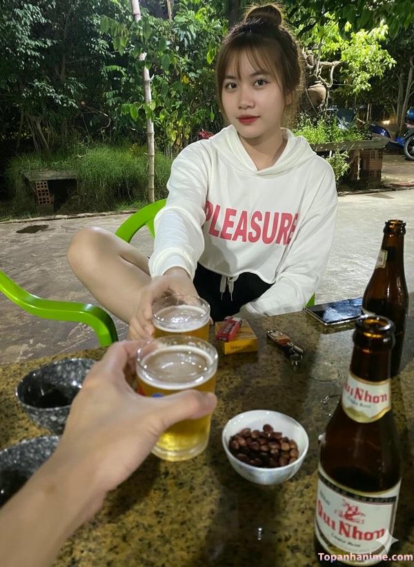 ảnh con gái uống bia vui vẻ