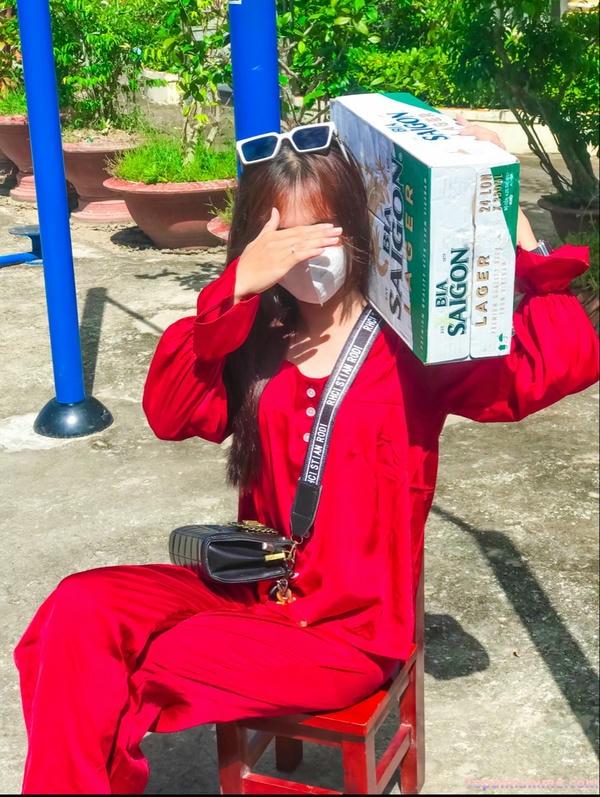 ảnh con gái với thùng bia