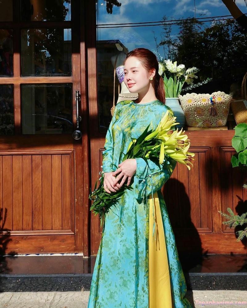 ảnh gái mặc áo dài cầm hoa