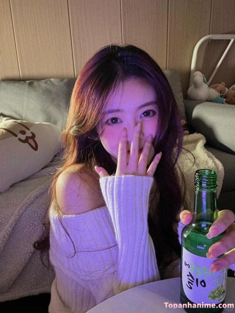 co gai uong bia cuoi tuoi