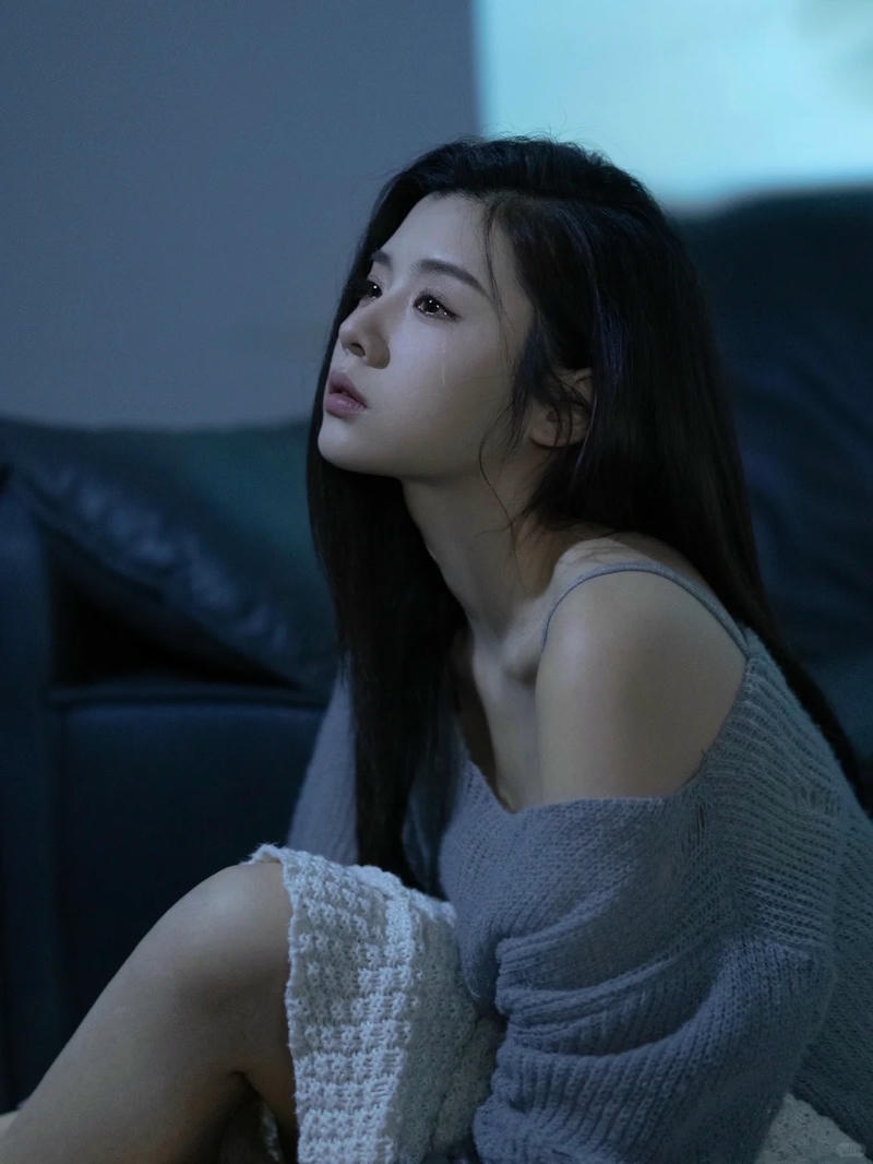 Album hình ảnh con gái khóc một mình im lặng