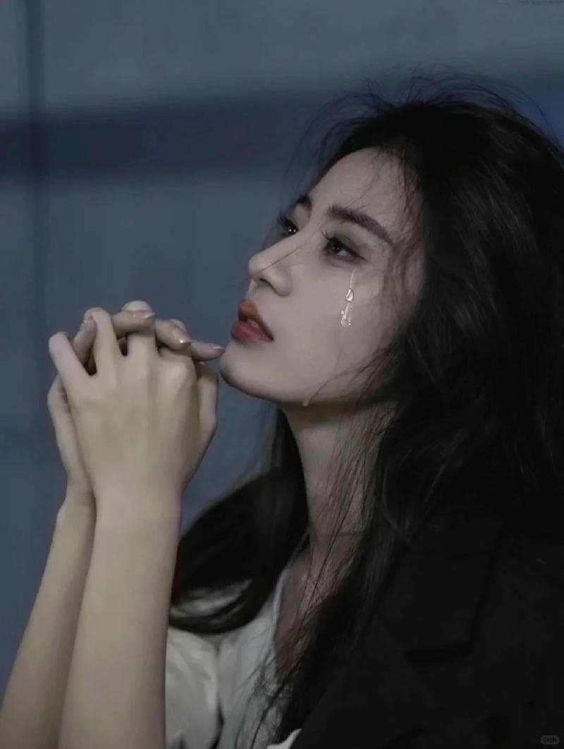 Album hình ảnh con gái khóc một mình