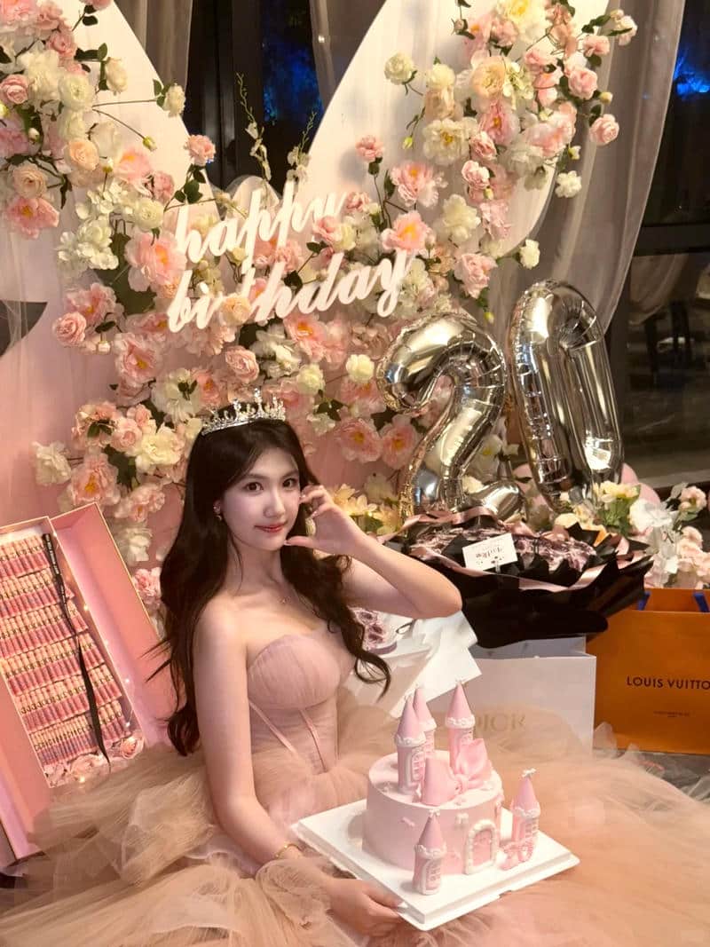 Album hình gái xinh chúc mừng sinh nhật cùng quà