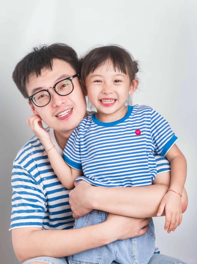 Ảnh cha và con gái gắn bó