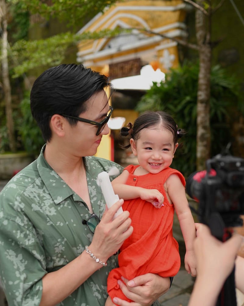 Ảnh cha và con gái hạnh phúc