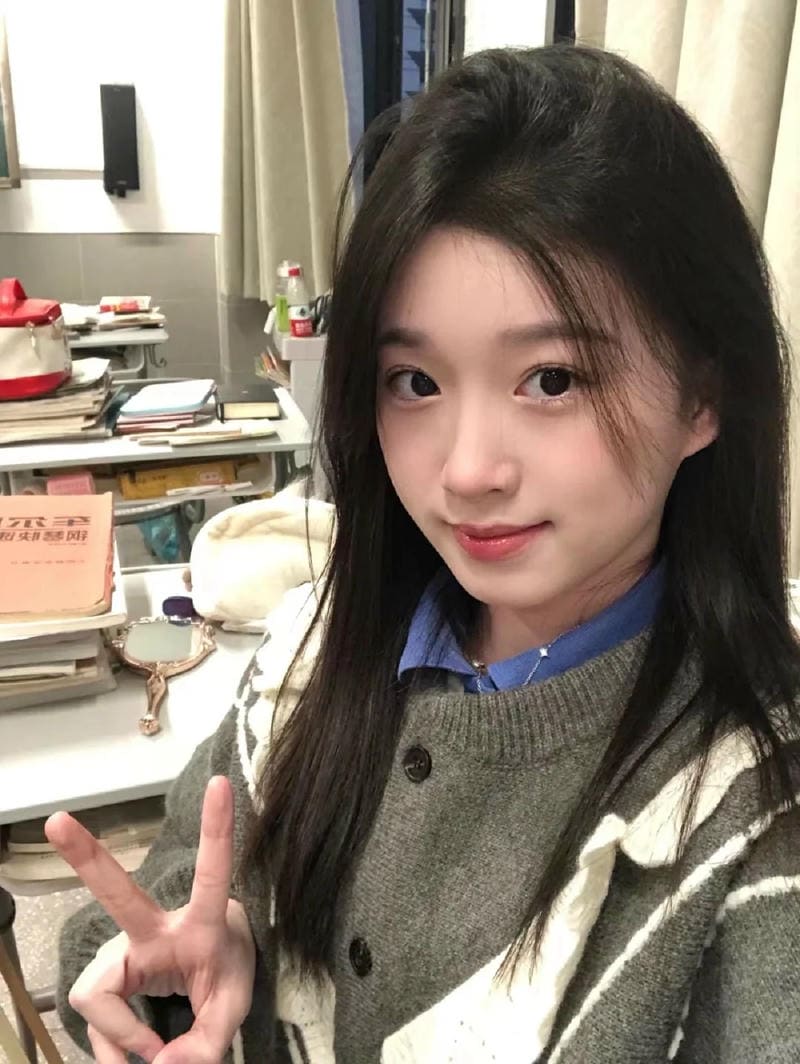 Ảnh gái học sinh biểu cảm tự nhiên