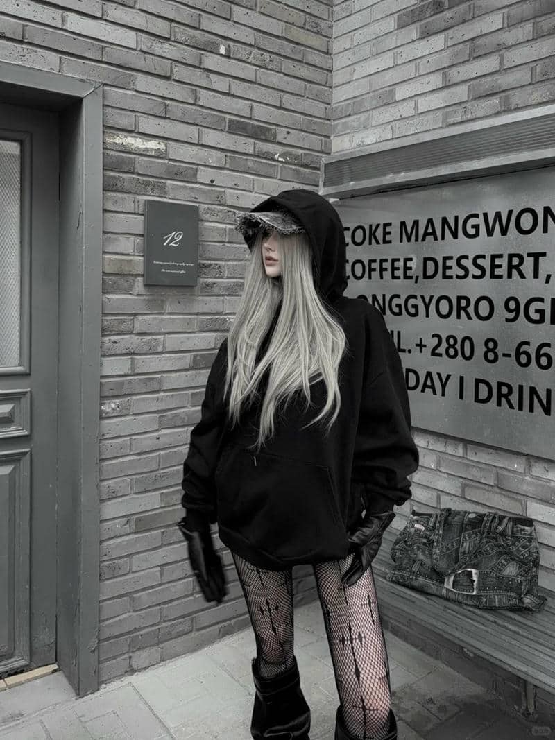 Ảnh gái xinh ngầu tạo dáng tự tin