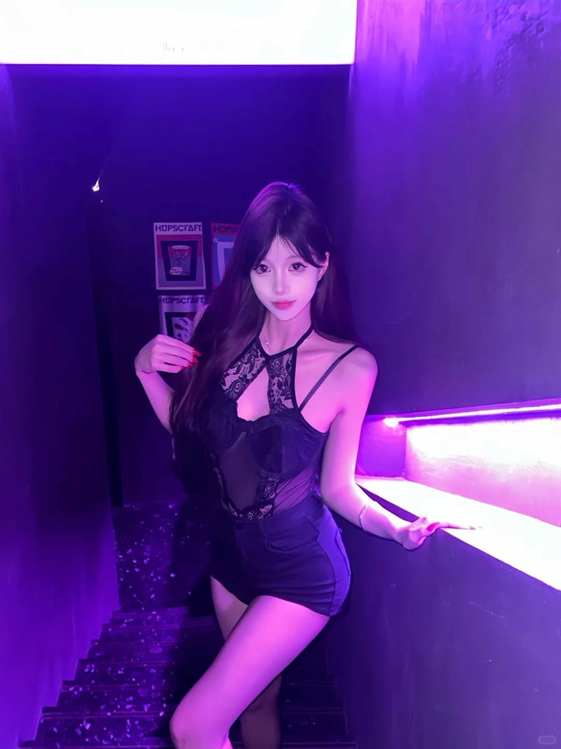 Ảnh mạng gái đi bar cá tính mạnh mẽ.