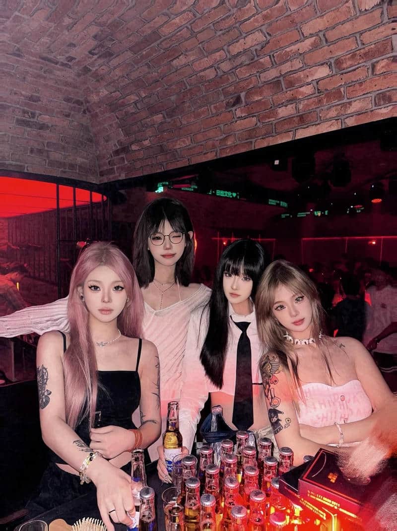 Ảnh mạng gái đi bar đêm sôi động.