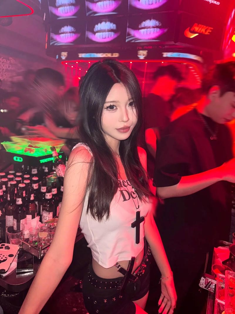 Ảnh mạng gái đi bar và không gian giải trí.