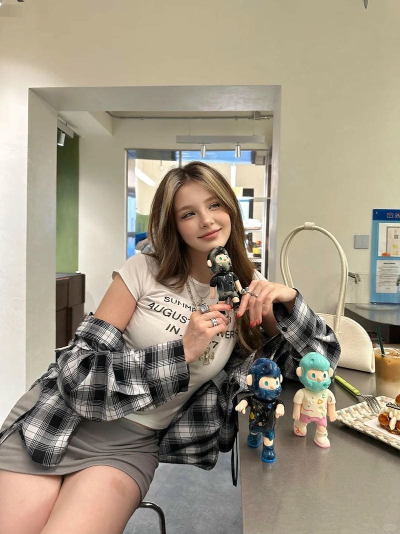 Avatar gái tây ánh mắt hiện đại