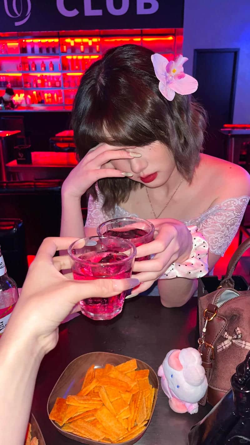 Bộ hình ảnh gái đi bar dịu dàng nhưng quyến rũ.