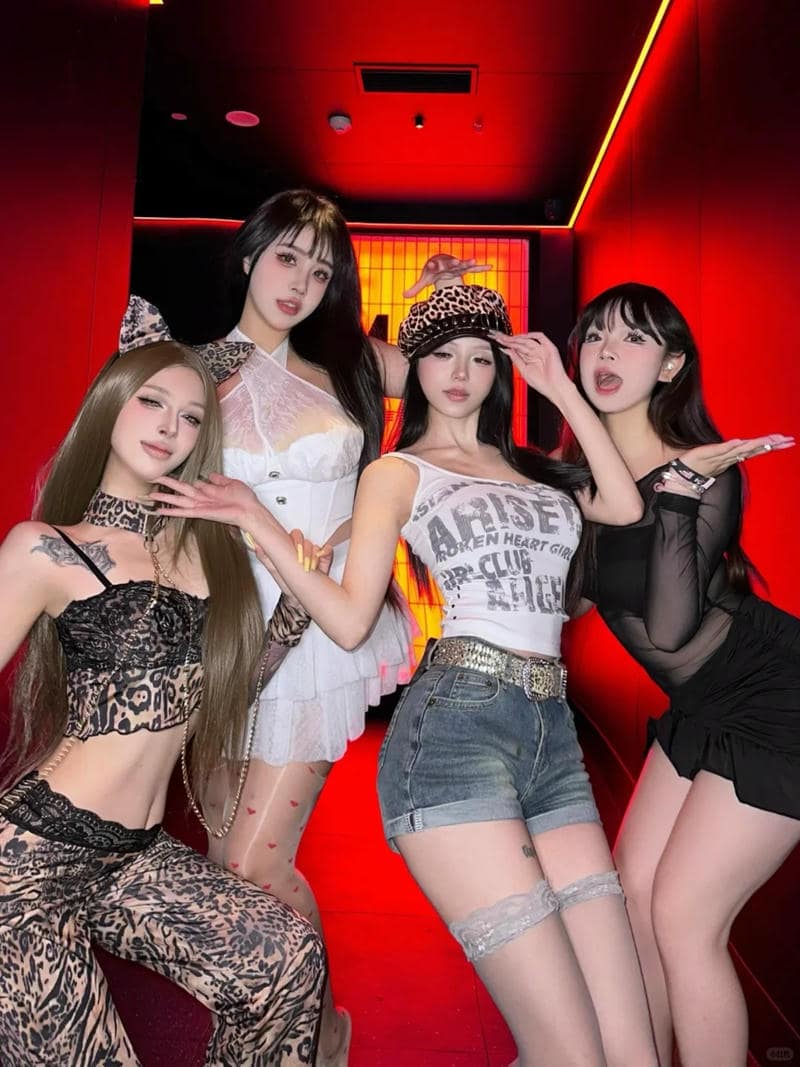 Bộ hình ảnh gái đi bar với bạn bè thoải mái.