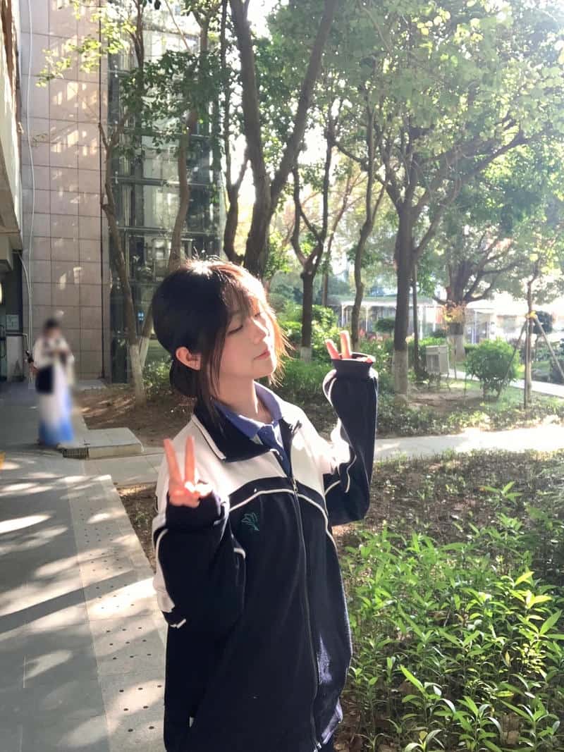 Bộ hình gái học sinh trong khoảnh khắc tự nhiên