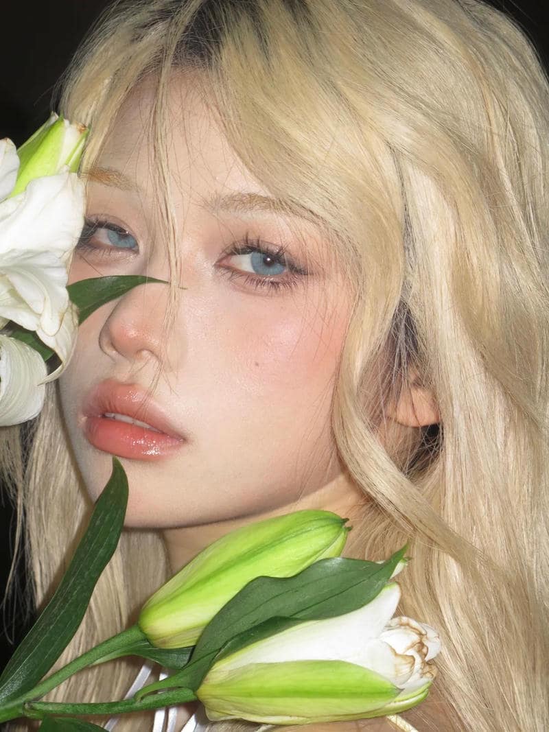 Bộ hình gái tây trẻ trung