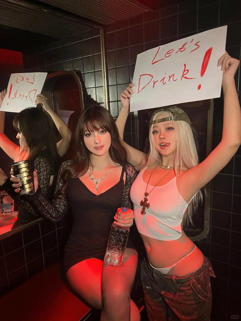 Chụp ảnh gái đi bar biểu cảm rạng rỡ.