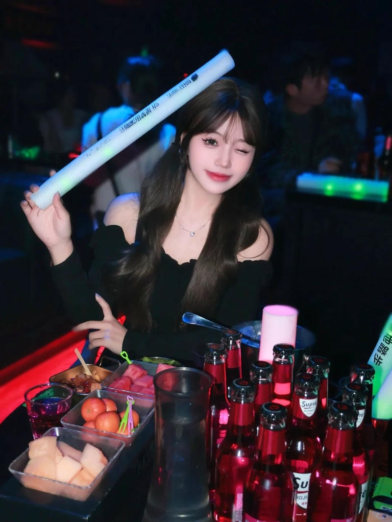 Chụp hình gái đi bar moment đầy năng lượng.