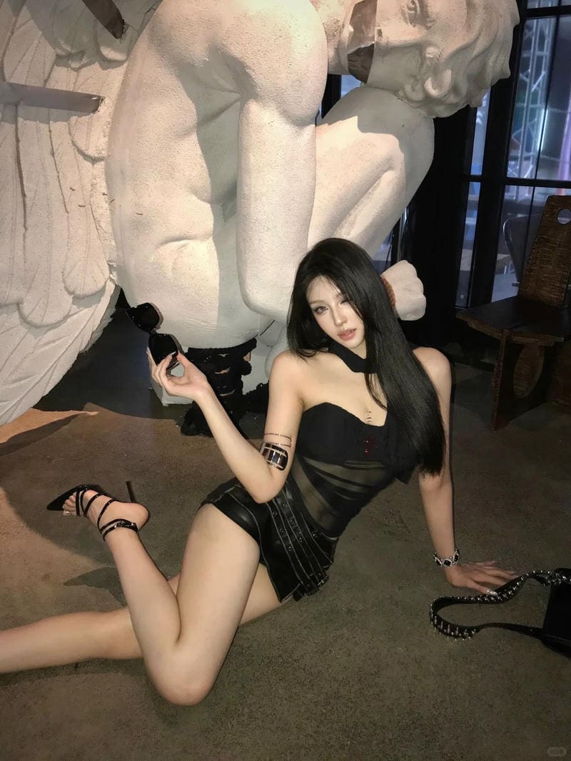 Chụp hình gái xinh gợi cảm ở phong cách nghệ thuật.