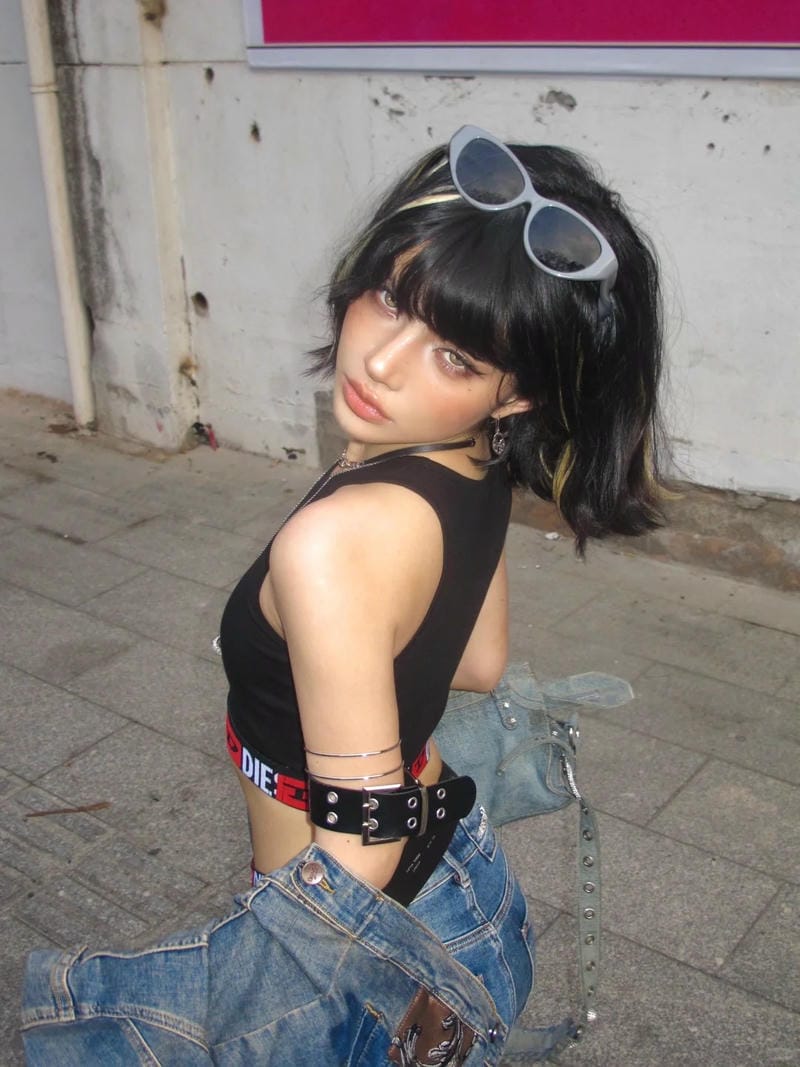 Chụp hình gái xinh ngầu ánh mắt sắc sảo