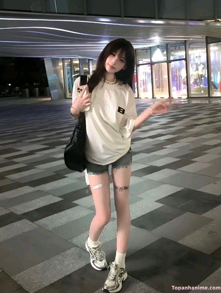 Cô bé áo đồng phục trắng