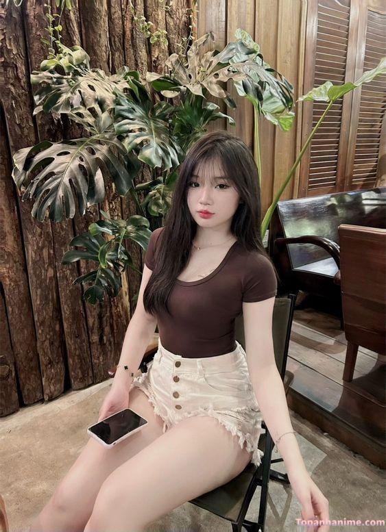 Cô gái mặc quần ngắn